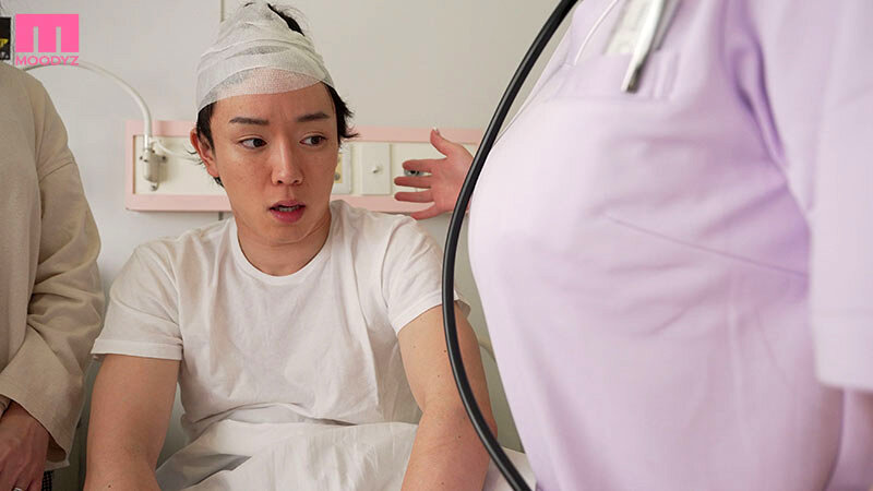 看護師の巨乳に目をやる男性患者