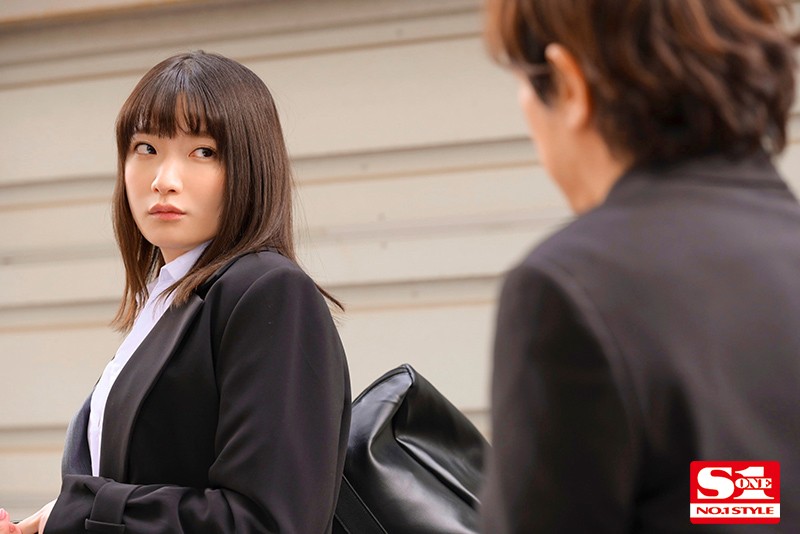 Jカップ美人上司がポツンと一軒宿で大嫌いなポンコツ部下と相部屋に… まさかの夜は立場逆転！絶倫チ●ポに一晩中「ひぃひぃ」イカされ続けるなんて… 鷲尾めい 画像1