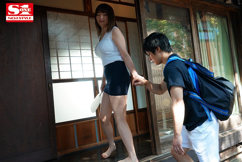 ど田舎の夏はヤルことがなくて隣の巨乳奥さんの誘惑に乗っかり毎日じっとり汗だく交尾 鷲尾めい 画像2